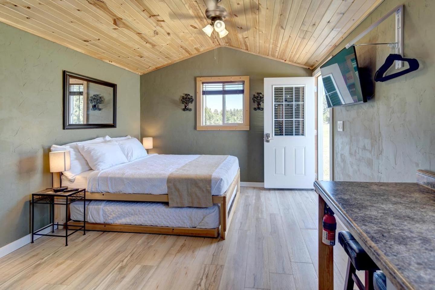 Eagle'S Landing Lodge Custer Exteriör bild